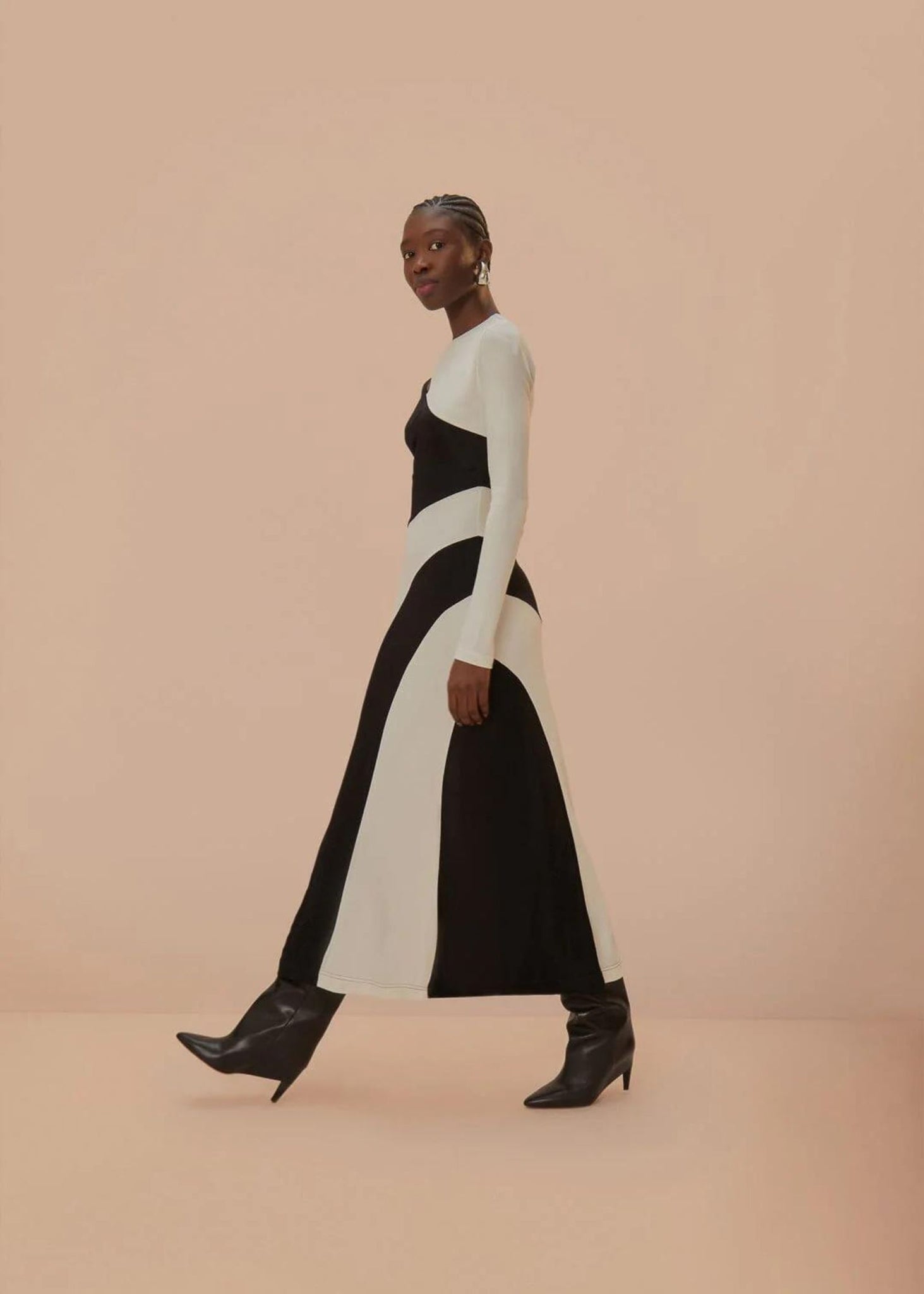 FARM RIO BLACK AND WHITE CUTOUT LONG SLEEVE MIDI DRESS