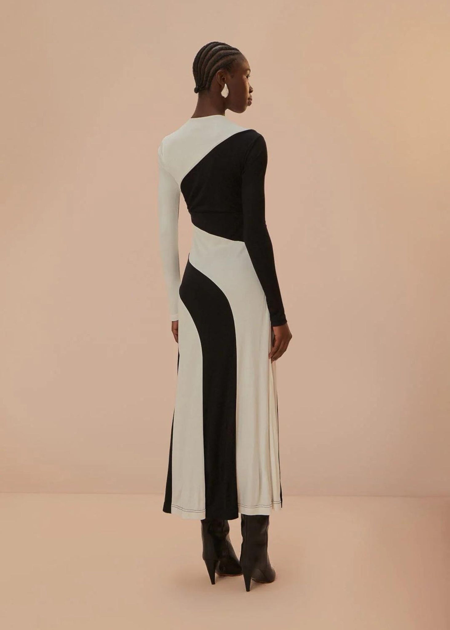 FARM RIO BLACK AND WHITE CUTOUT LONG SLEEVE MIDI DRESS