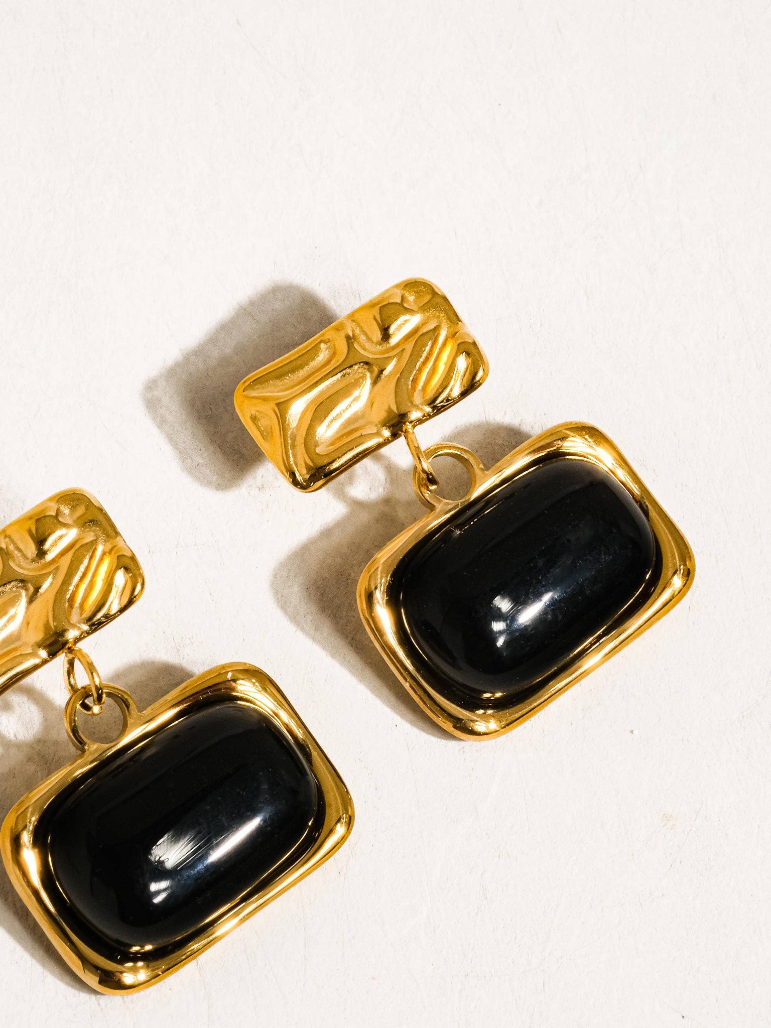 BLACK SQUARE CURVÉE EARRINGS